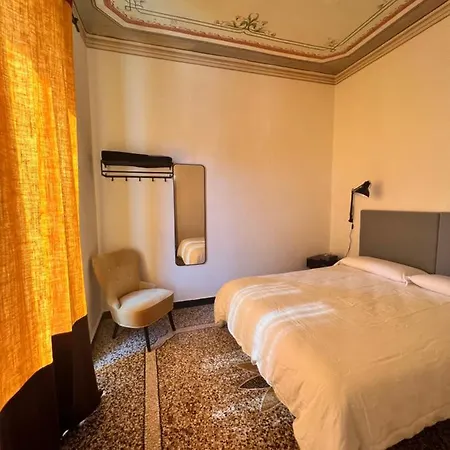 Ampio D'epoca In Piazza Del Teatro Apartment *